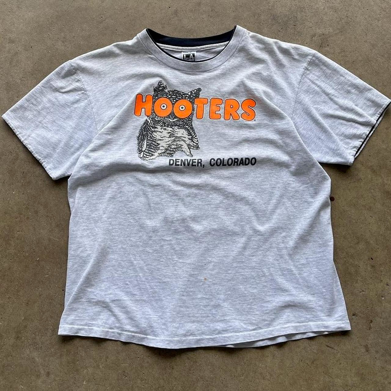 Men's Vintage 90's Double layer Hooters T-shirt size Large