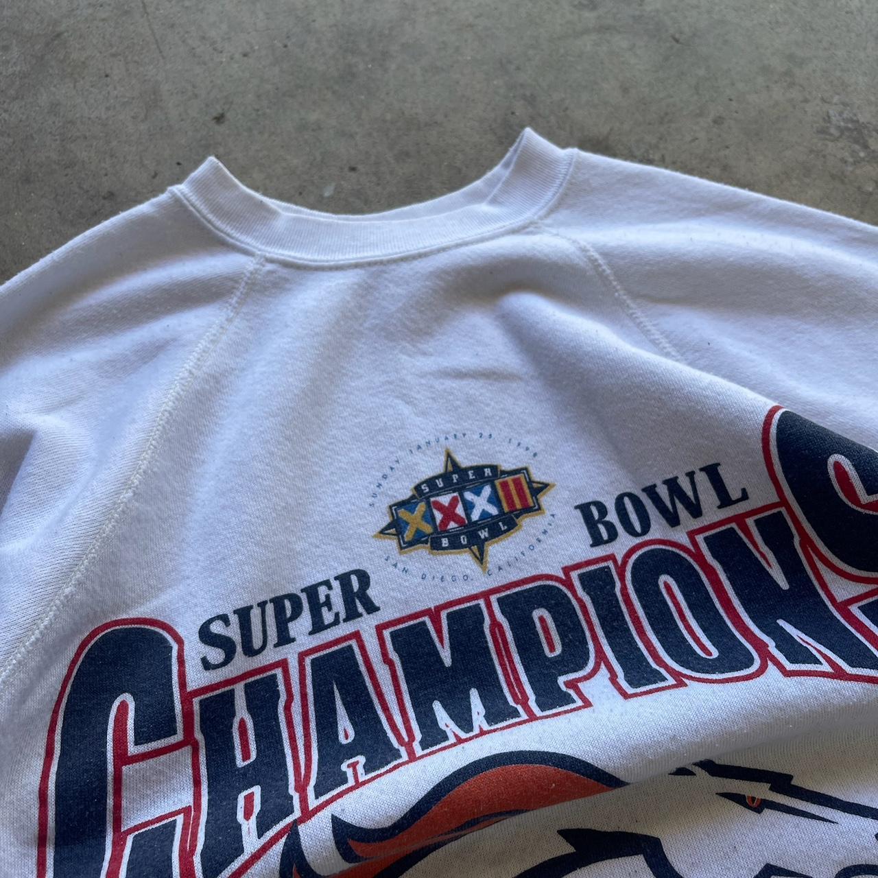 Vintage 1998 Denver Broncos Super Bowl XXXIII Champions crewneck sweatshirt.