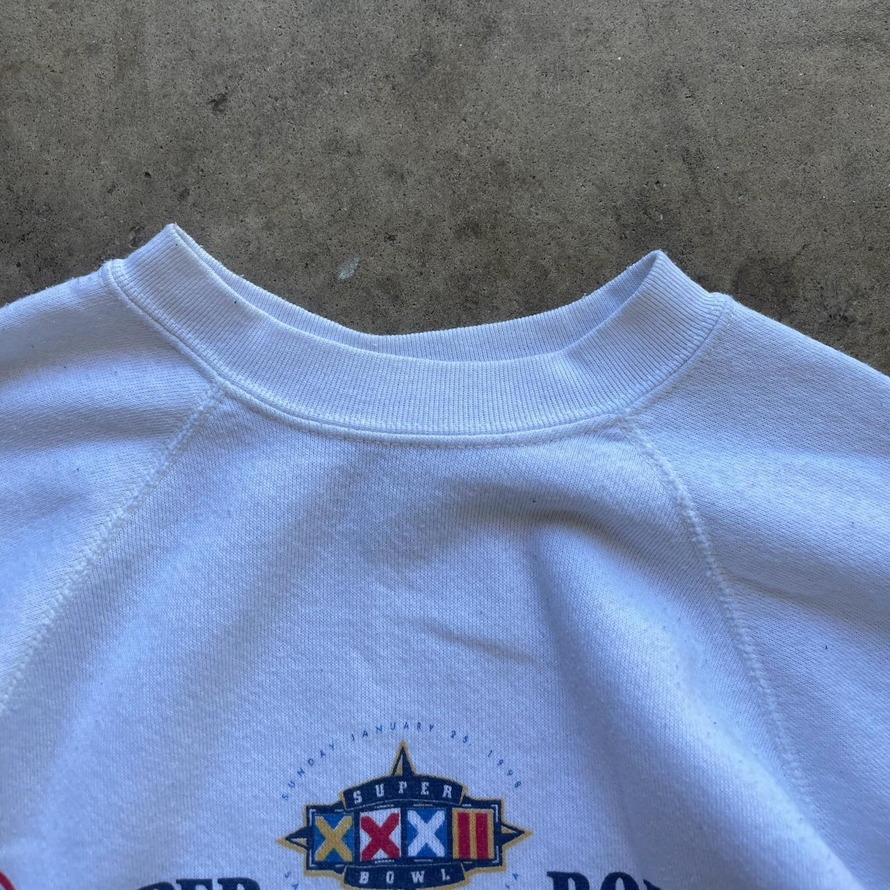 Vintage 1998 Denver Broncos Super Bowl XXXIII Champions crewneck sweatshirt.