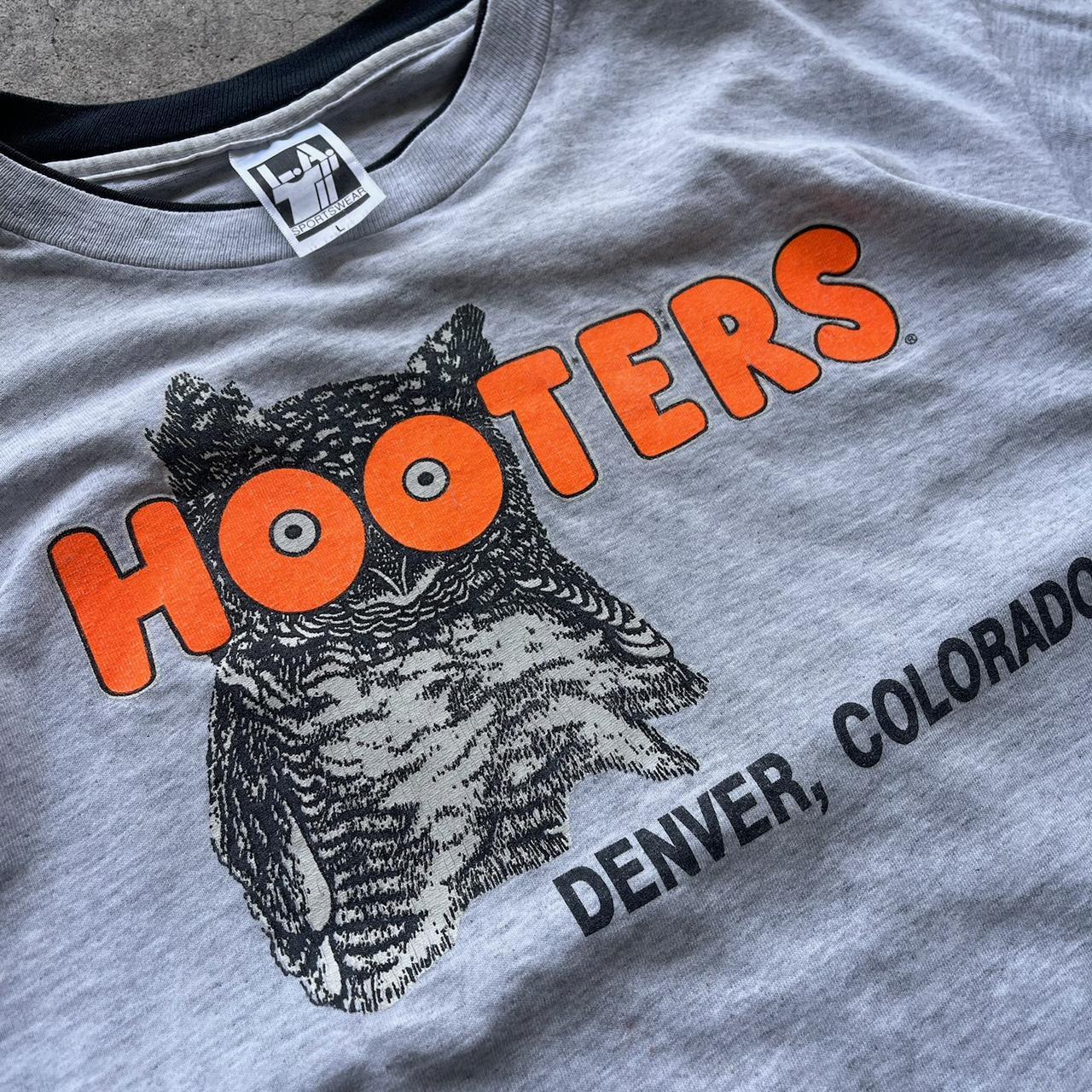 Men's Vintage 90's Double layer Hooters T-shirt size Large