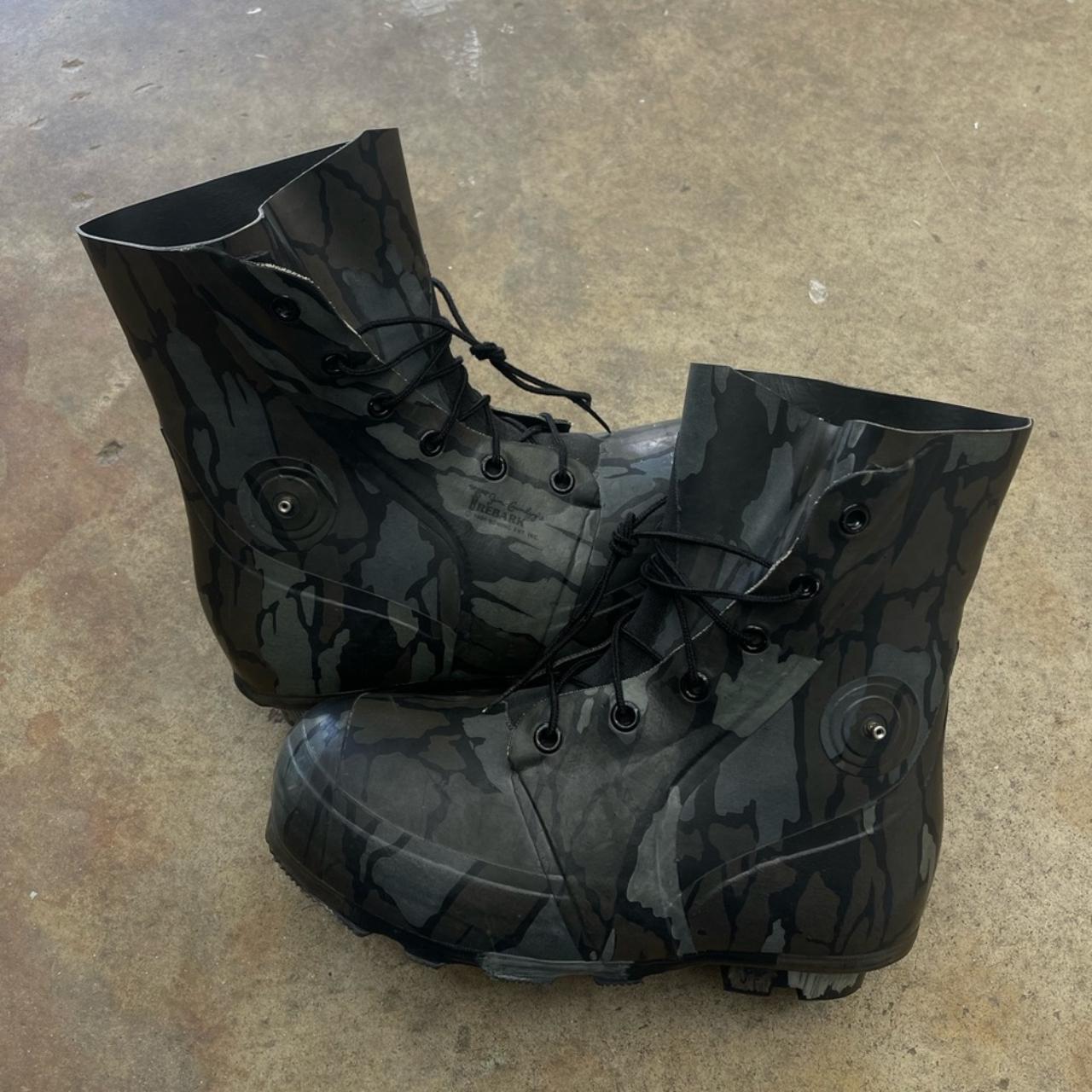 Men’s Vintage 1991 Camo Bunny boots Size 10-12